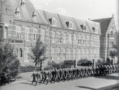 97541 Afbeelding van een groep marcherende soldaten van de Hermann Goeringdivisie in de Prins Hendriklaan te Utrecht, ...